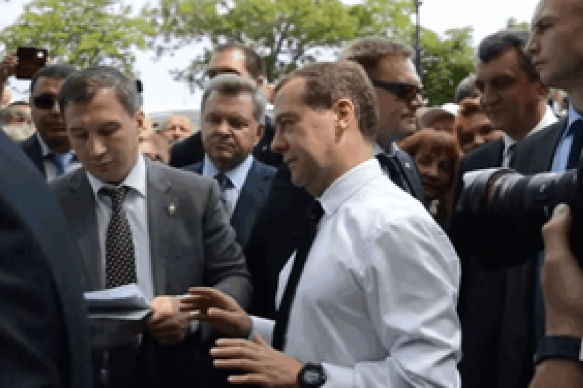 Растет число россиян, которые недовольны правительством Медведева