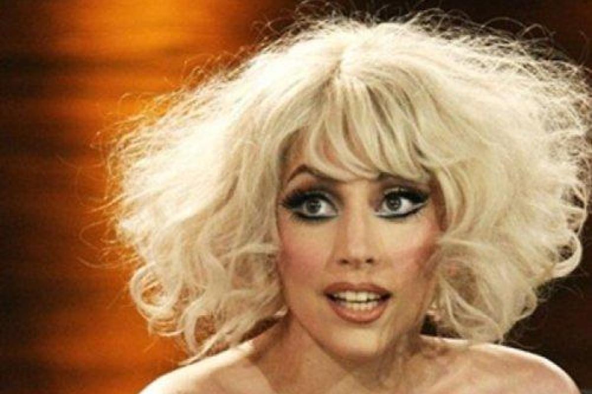 Леди Гага случайно обнажила грудь перед публикой Леди Гага случайно обнажила грудь перед публикой