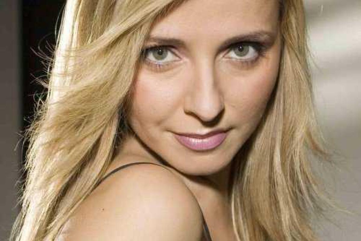 Двухлетней дочери Татьяны Навки уже делают профессиональный маникюр 