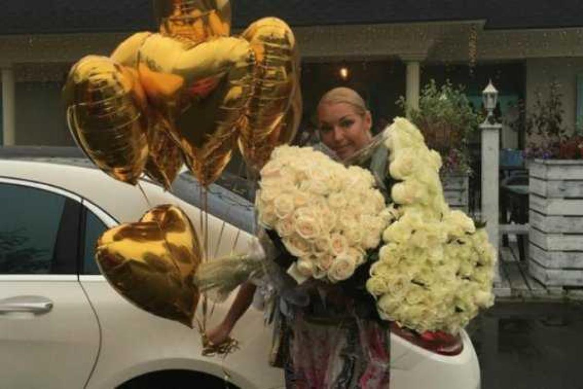 Журналисты узнали, кто подарил Волочковой шикарный "Майбах"