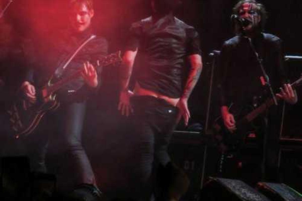 Мэрилин Мэнсон во время выступления сжег Библию Мэрилин Мэнсон во время выступления сжег Библию