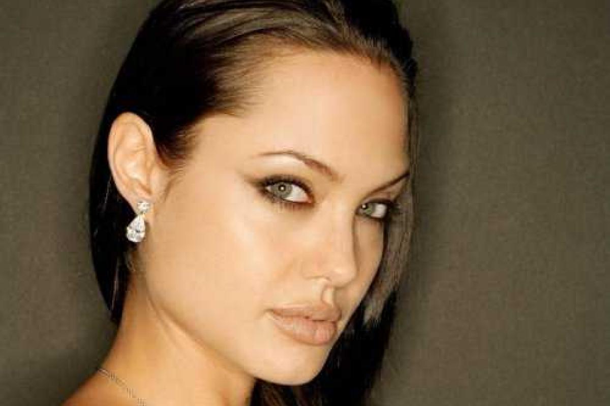 Анджелину Джоли заподозрили в романе с молодым любовником Анджелину Джоли заподозрили в романе с молодым любовником