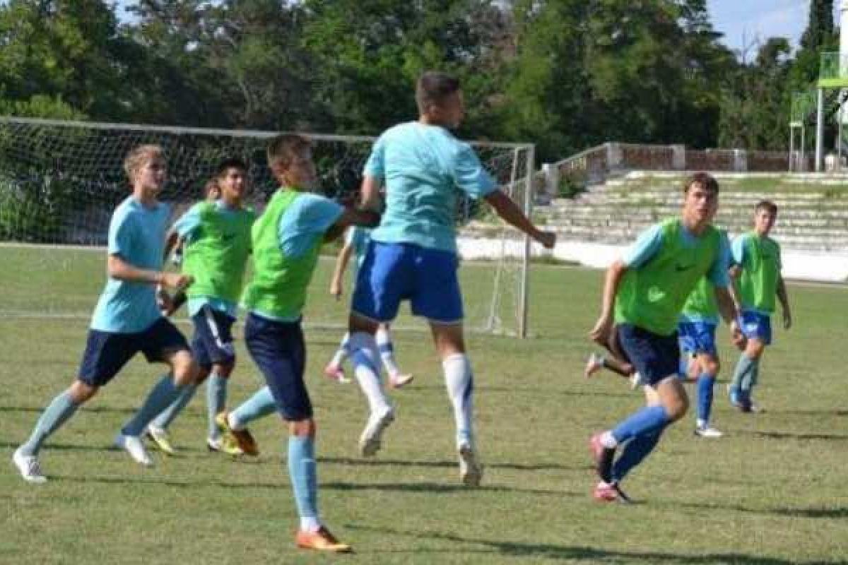 В Крыму во время тренировки скончался 16-летний футболист  В Крыму во время тренировки скончался 16-летний футболист