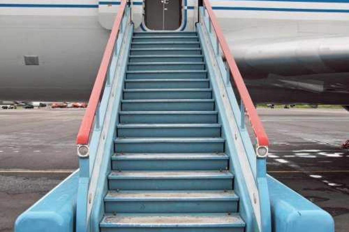 В аэропорту Красноярска пассажирка упала с трапа самолета В аэропорту Красноярска пассажирка упала с трапа самолета