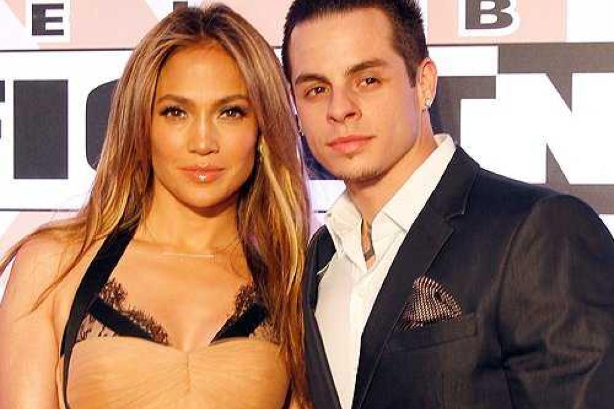 Дженнифер Лопес рассталась со своим 29-летним возлюбленным Каспером Смартом