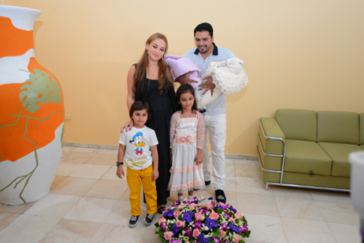 Солист группы "Корни" Бердников забрал из роддома новорожденных дочек