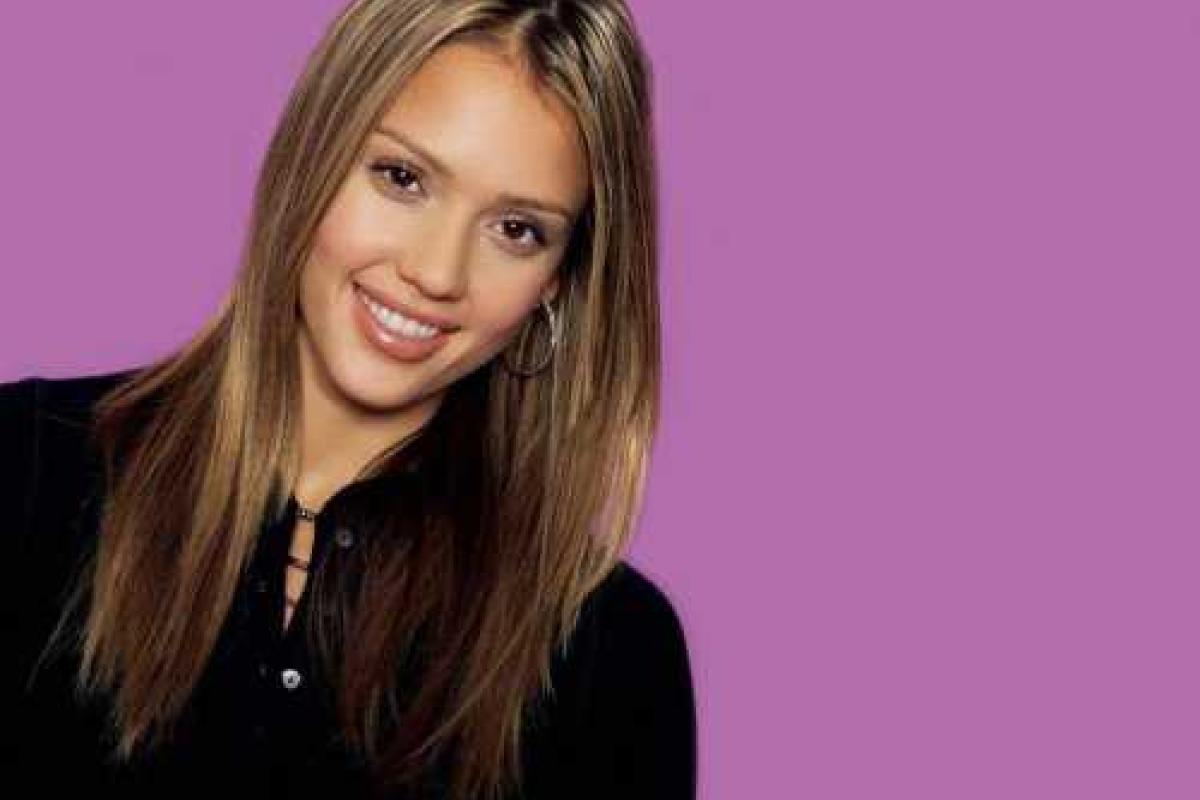 Джессика Альба откровенно призналась, что сожалеет о безумных экспериментах со внешностью