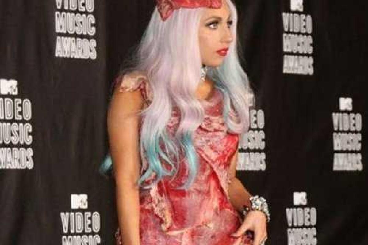 Cкандальное мясное платье Леди Гаги заметили в меню китайских ресторанов