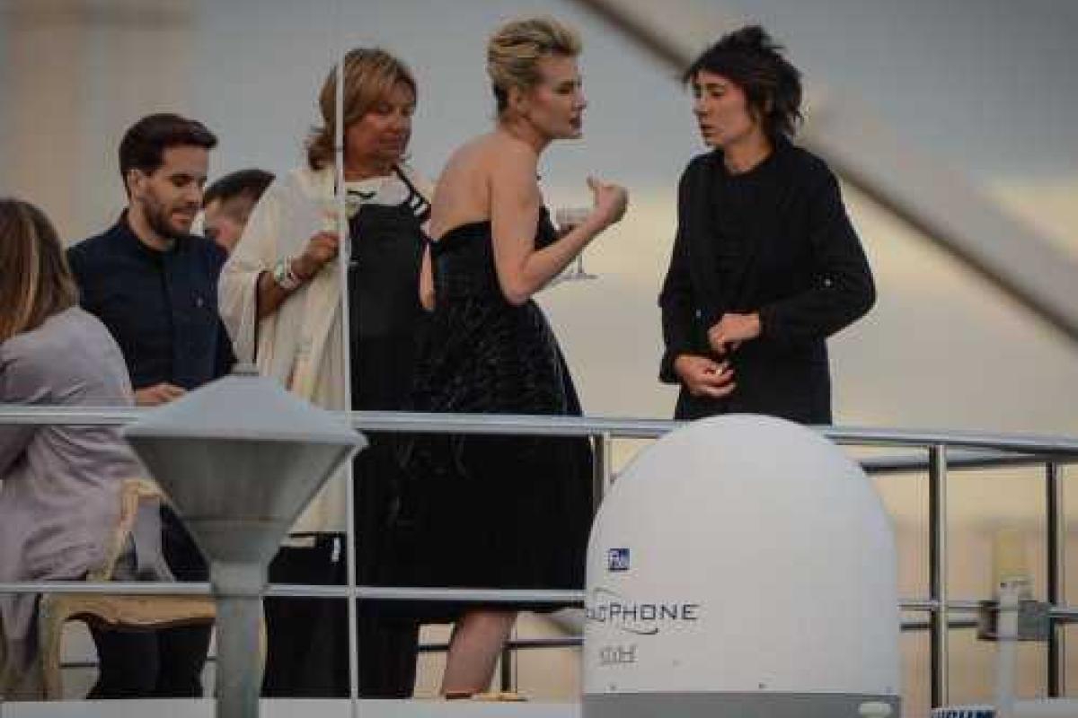 Земфира в честь своего 40-летия закатила вечеринку на яхте с Литвиновой и Бондарчук 