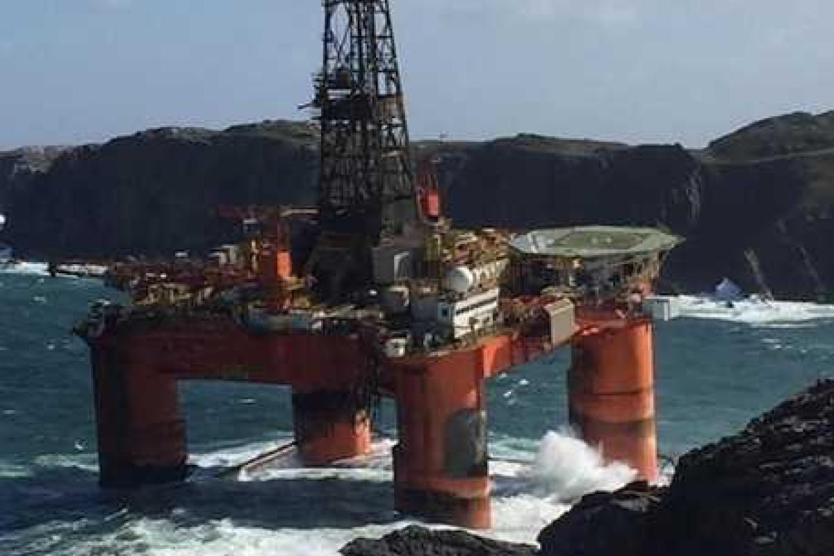 В Шотландии штормом выбросило на берег нефтяную платформу В Шотландии штормом выбросило на берег нефтяную платформу