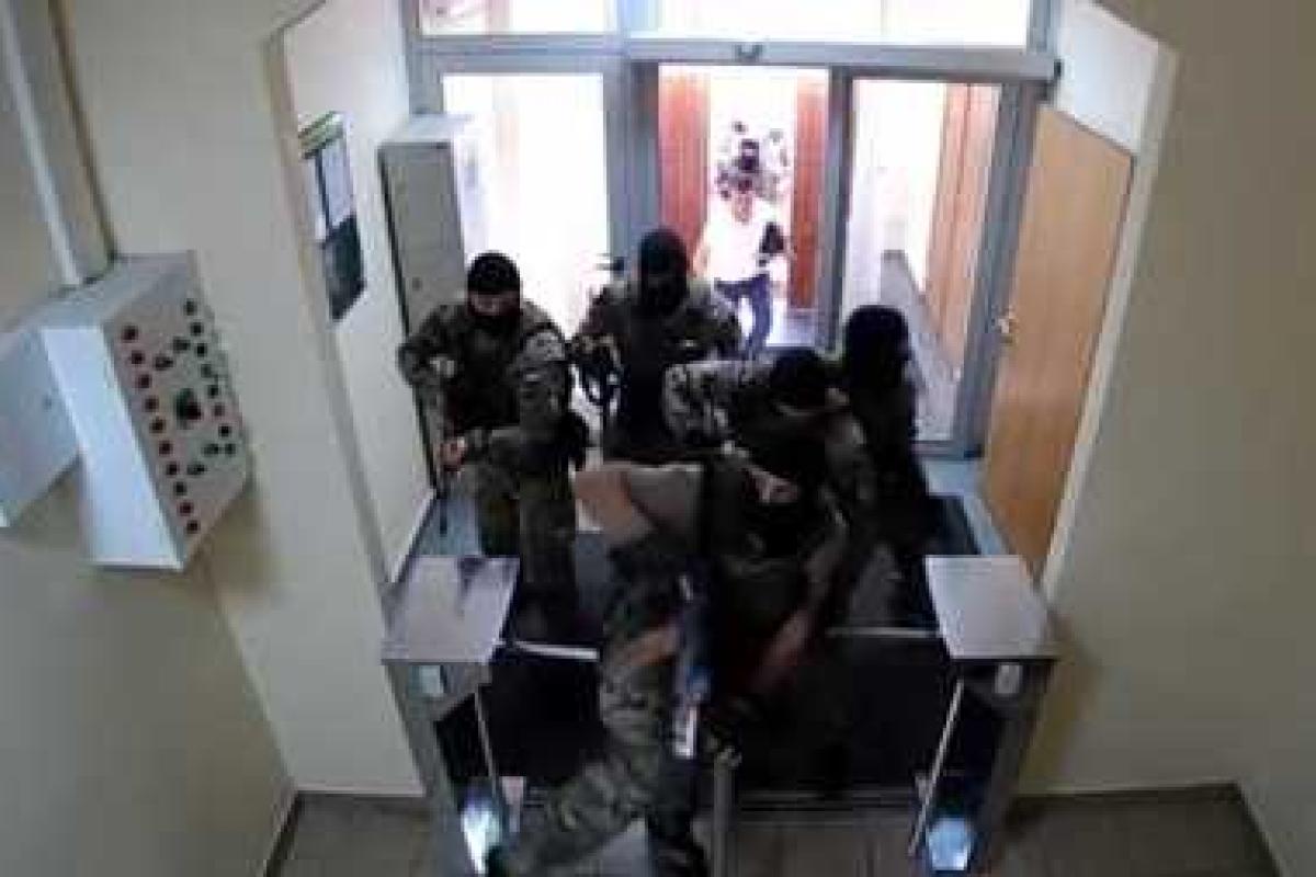 Спецназ выломал дверь в кабинет первого замглавы Госпогранслужбы: опубликовано видео обыска