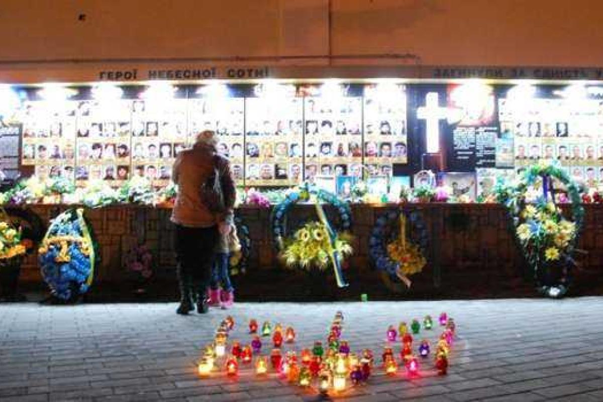 В Луцке сняли фото погибших добровольцев со стенда с Героями