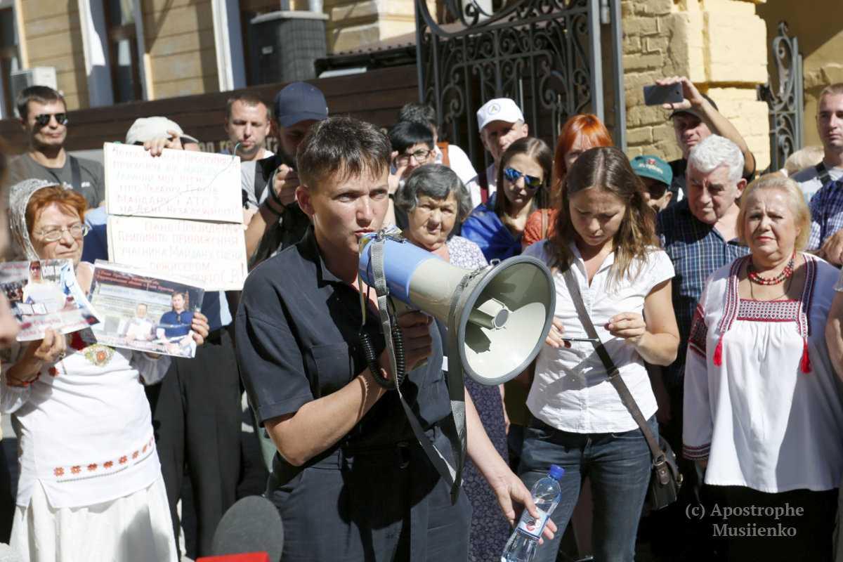 Савченко устроила акцию протеста под АП: опубликовано видео Савченко устроила акцию протеста под АП: опубликовано видео