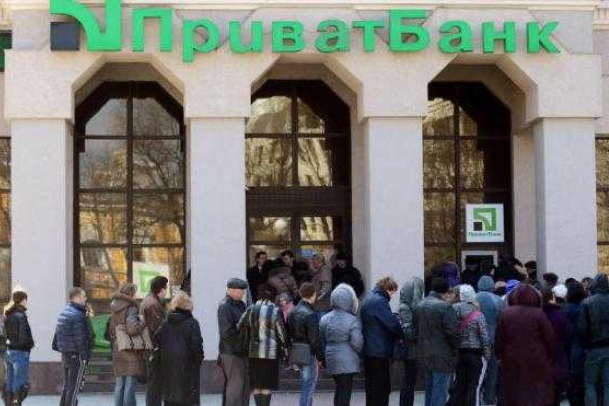 В одесском отделении "ПриватБанка" грабитель взял в заложницы женщину В одесском отделении "ПриватБанка" грабитель взял в заложницы женщину