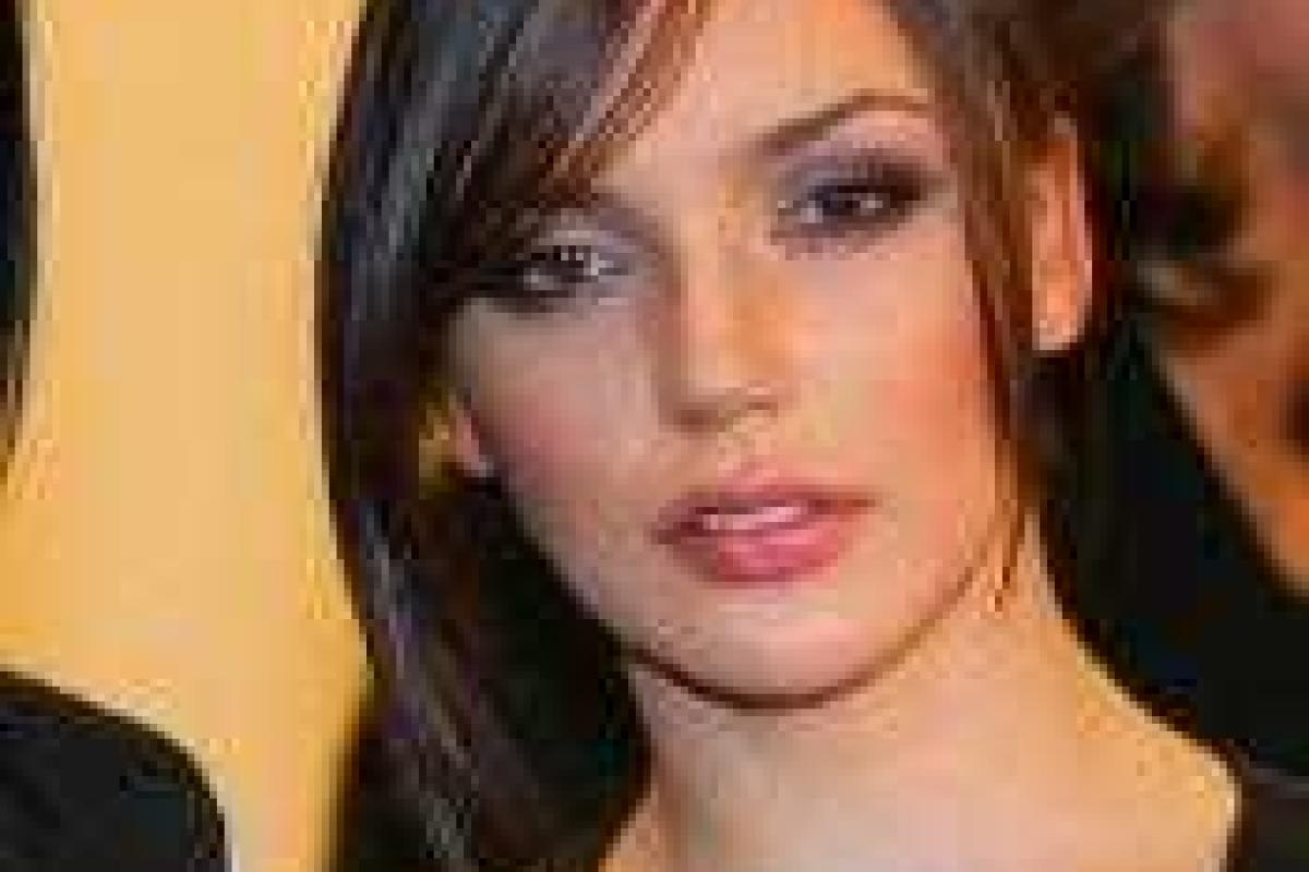 Солистка группы SEREBRO устроила незапланированный стриптиз Солистка группы SEREBRO устроила незапланированный стриптиз