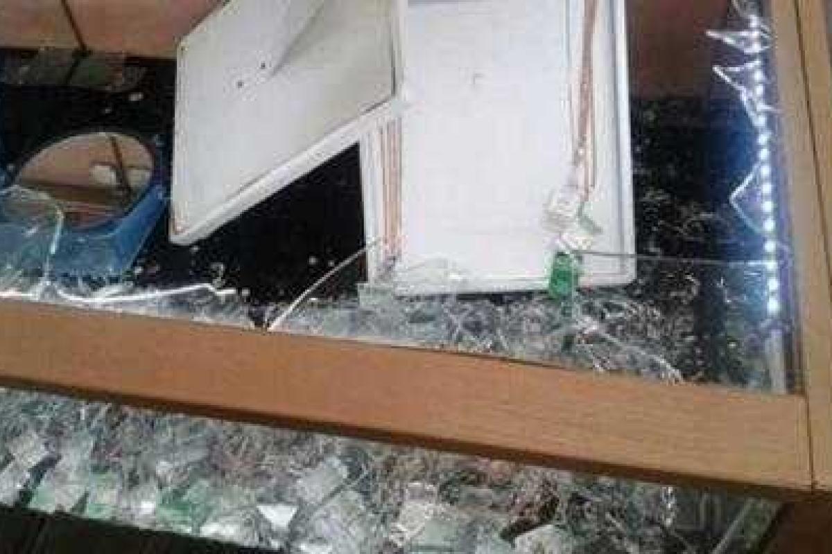 В Киеве злоумышленники с топором, битой и пистолетом ограбили ювелирный магазин В Киеве злоумышленники с топором, битой и пистолетом ограбили ювелирный магазин