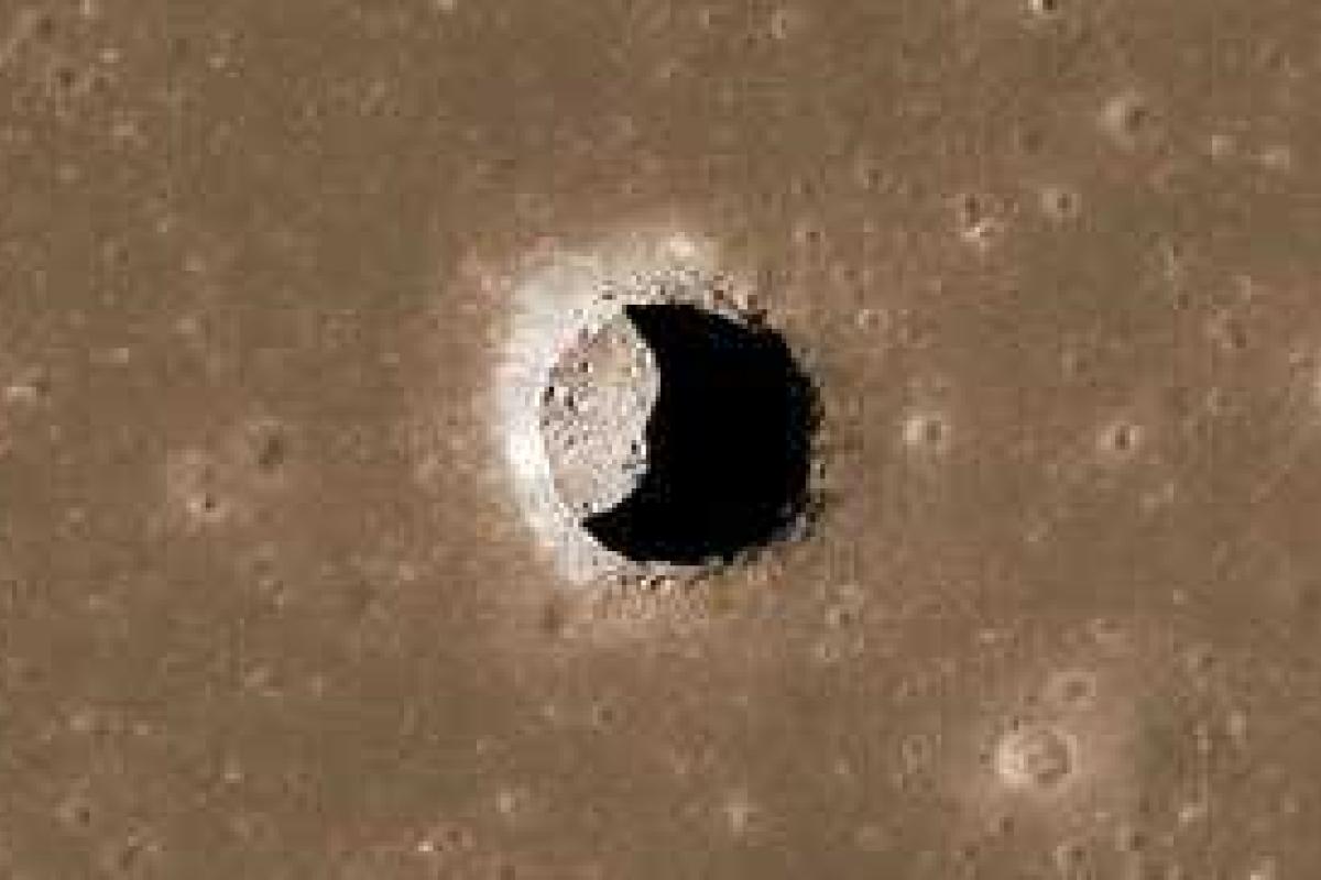 Специалисты NASA обнаружили пещеру на Красной планете