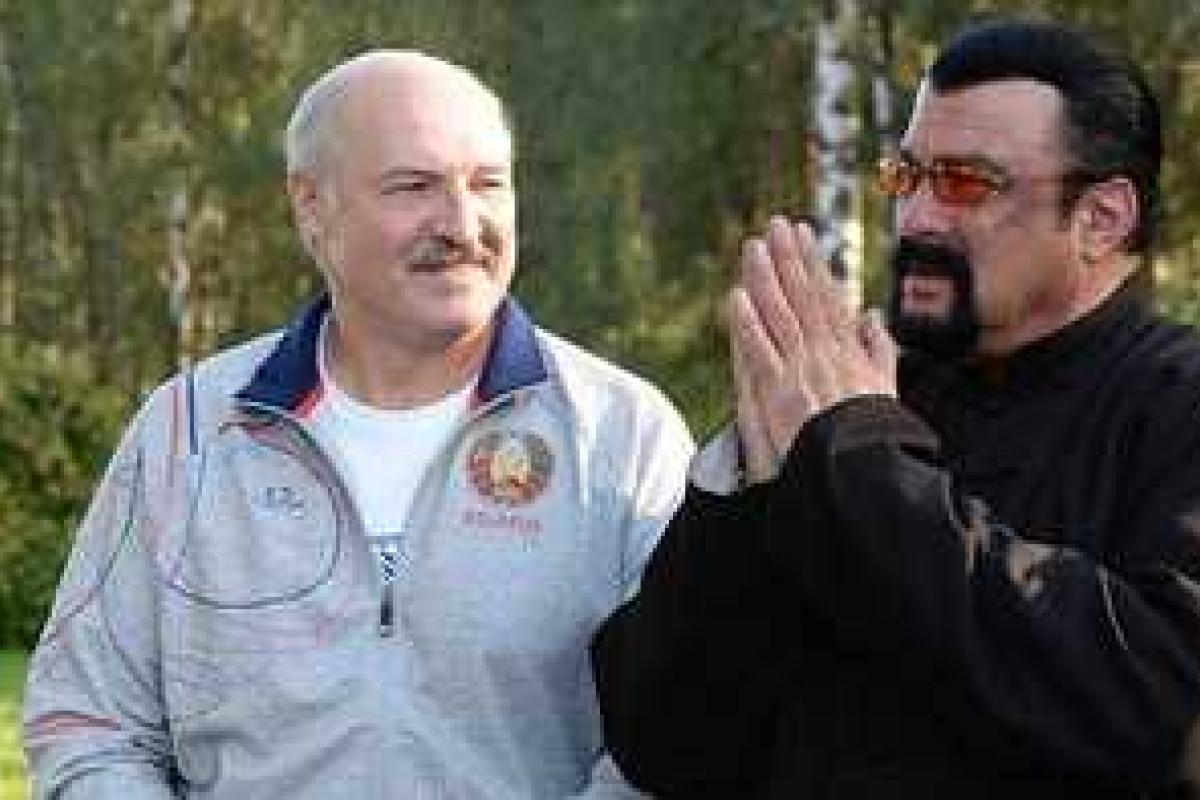 Александр Лукашенко накормил Стивена Сигала вкусным салом в Минске Александр Лукашенко накормил Стивена Сигала вкусным салом в Минске