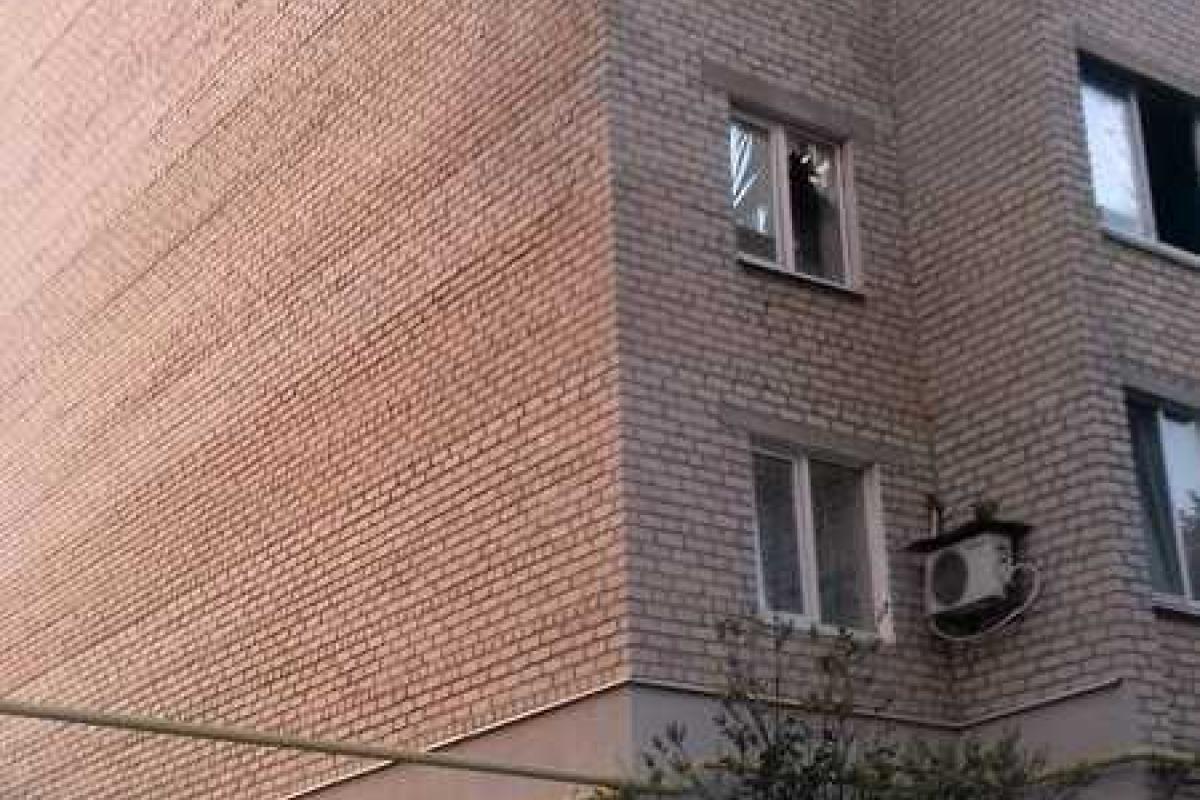 В Марьинке снаряд попал в одну из квартир жилой 5-этажки