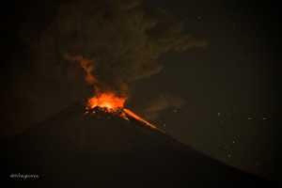 Вблизи Мехико началось извержение вулкана Попокатепетль: город засыпало вулканическим пеплом Вблизи Мехико началось извержение вулкана Попокатепетль: город засыпало вулканическим пеплом