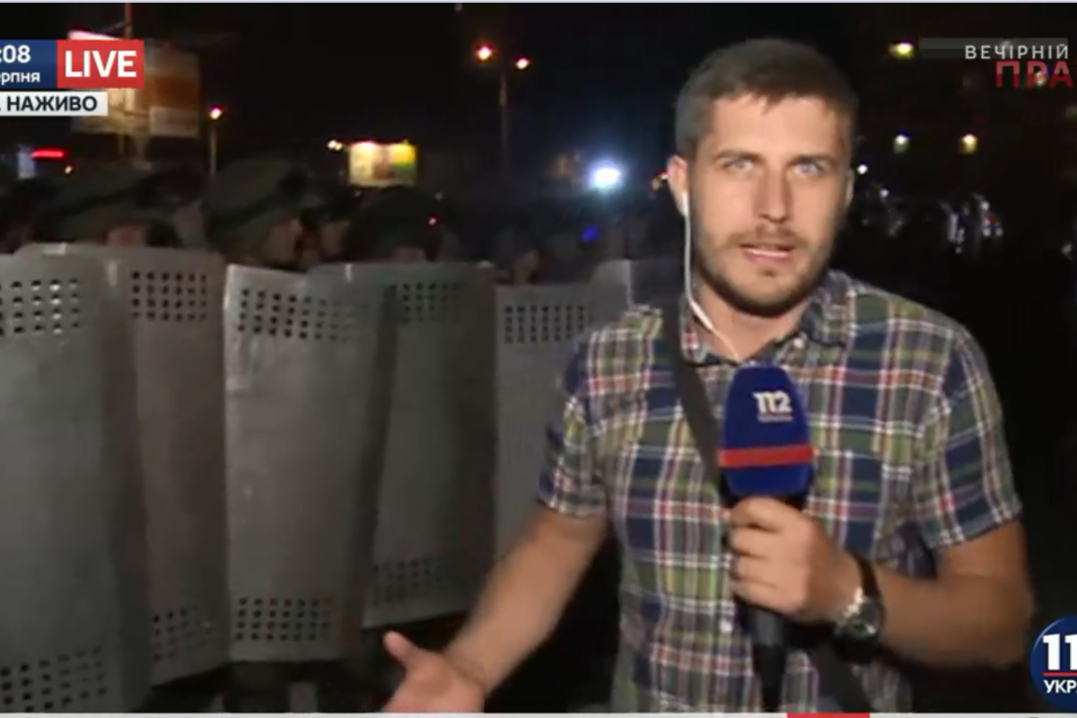 Под Оболонским судом снова завязалась драка