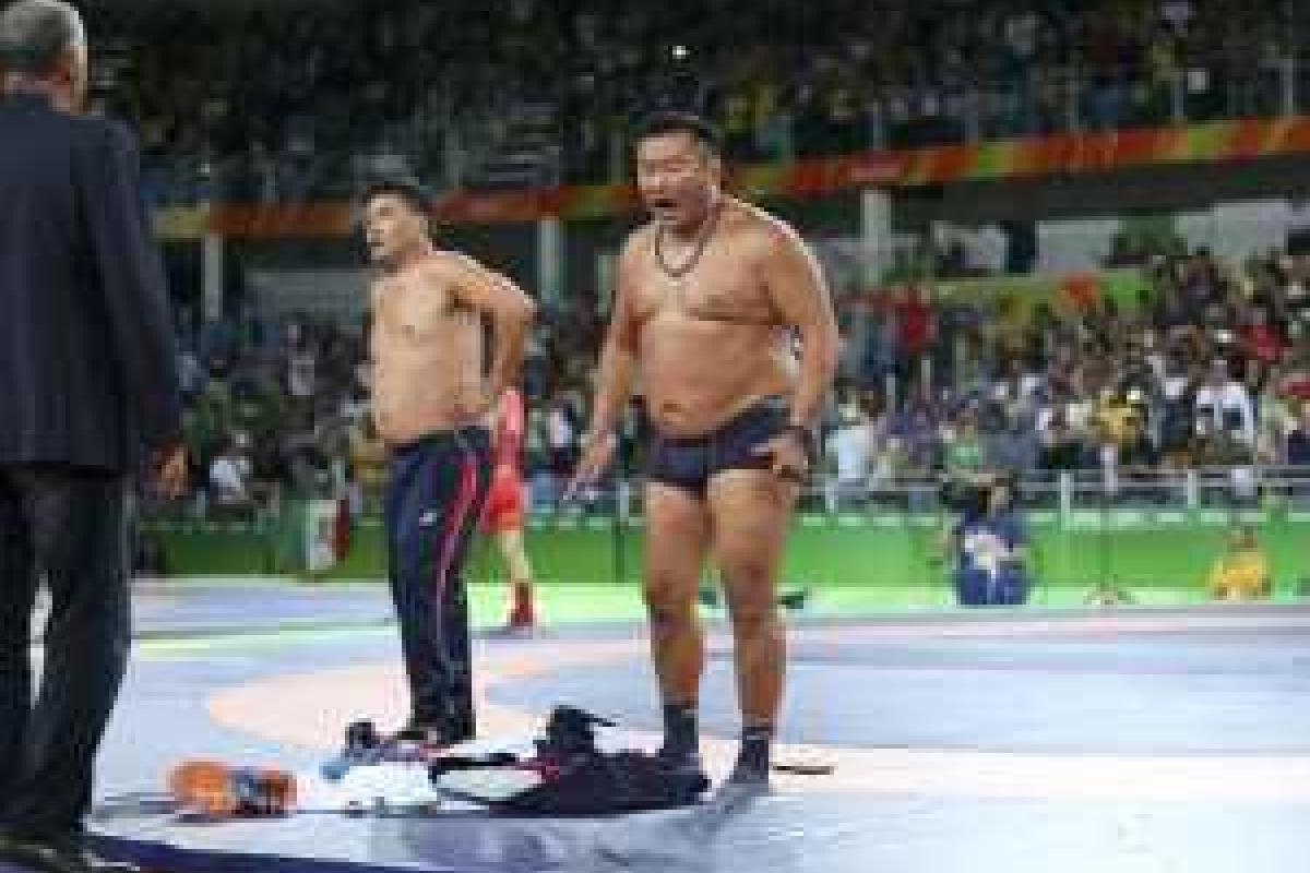 Рио-2016: Тренеры-борцы из Монголии в знак протеста против решения судей разделись до трусов Рио-2016: Тренеры-борцы из Монголии в знак протеста против решения судей разделись до трусов