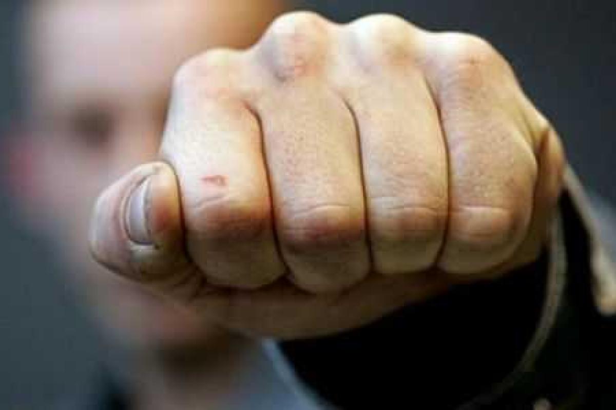 В киевском метро женщину-контролера ударили в лицо В киевском метро женщину-контролера ударили в лицо