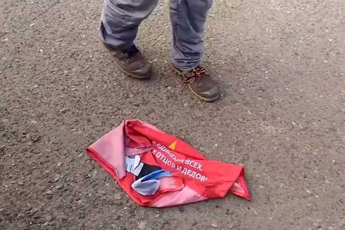 В Грузии у россиян сорвали с автомобиля и растоптали флаг РФ В Грузии у россиян сорвали с автомобиля и растоптали флаг РФ