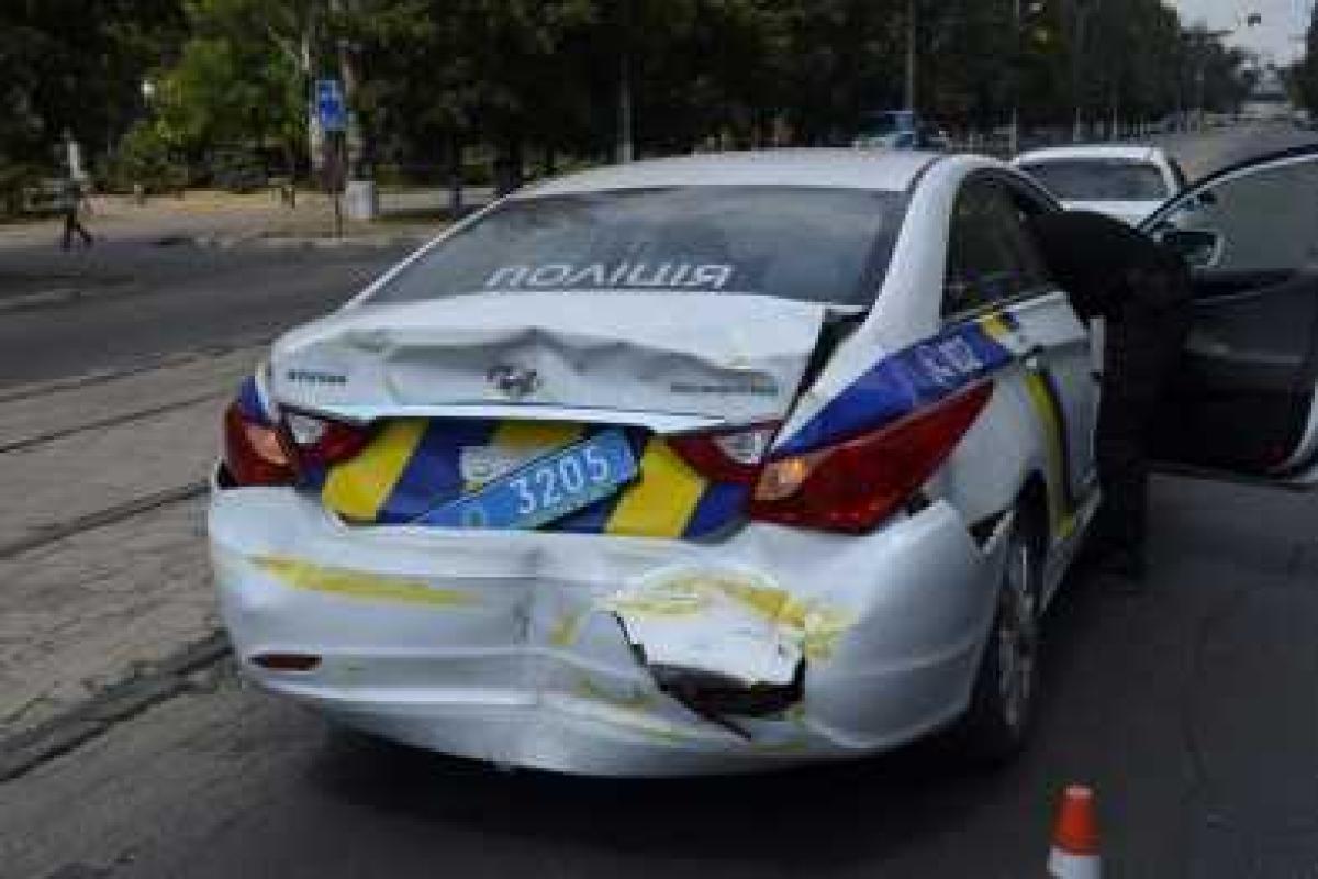 Водителя маршрутки, который врезался в полицейское авто в Мариуполе, могут посадить на 3 года