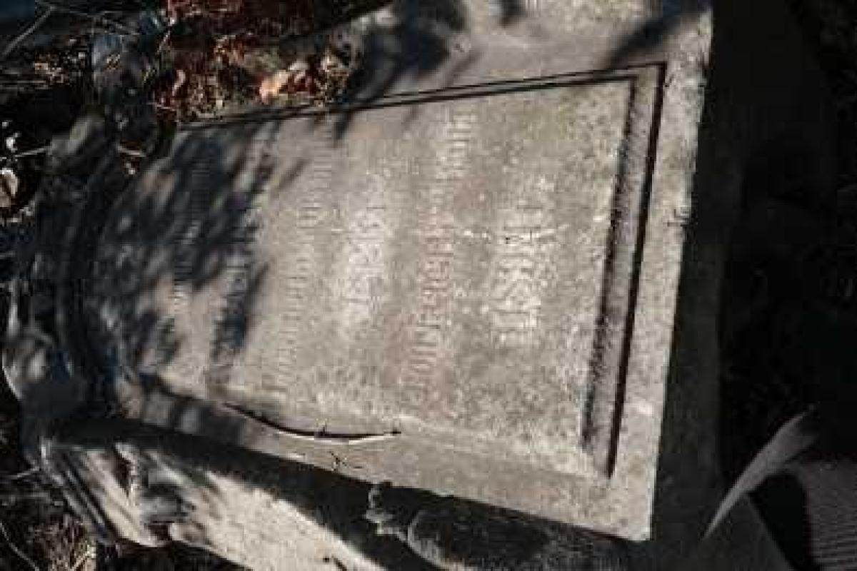 В Мариуполе разрушена могила одного из первых мэров