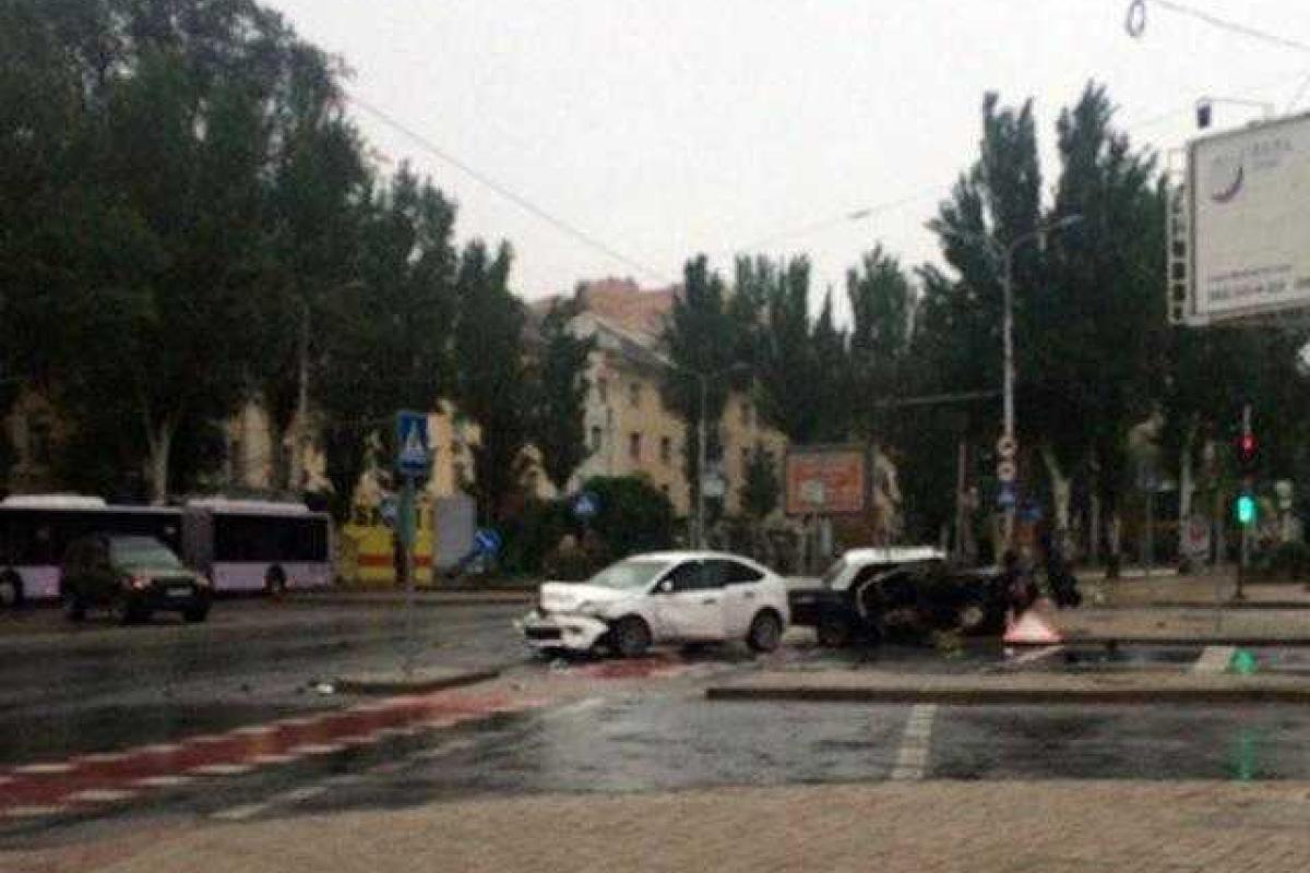 В центре Донецка серьезное ДТП: сильно помяло две легковушки В центре Донецка серьезное ДТП: сильно помяло две легковушки
