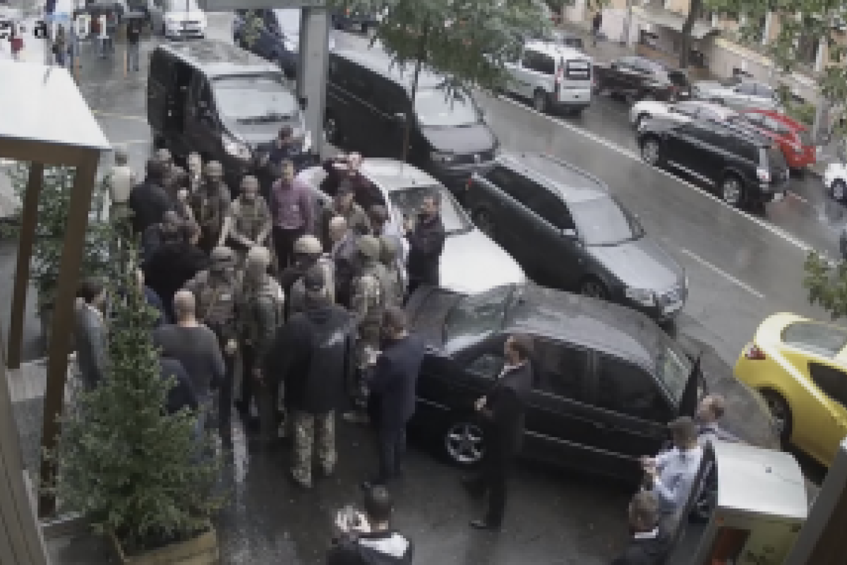 Опубликовано видео стычки работников ГПУ и НАБУ в Киеве Опубликовано видео стычки работников ГПУ и НАБУ в Киеве