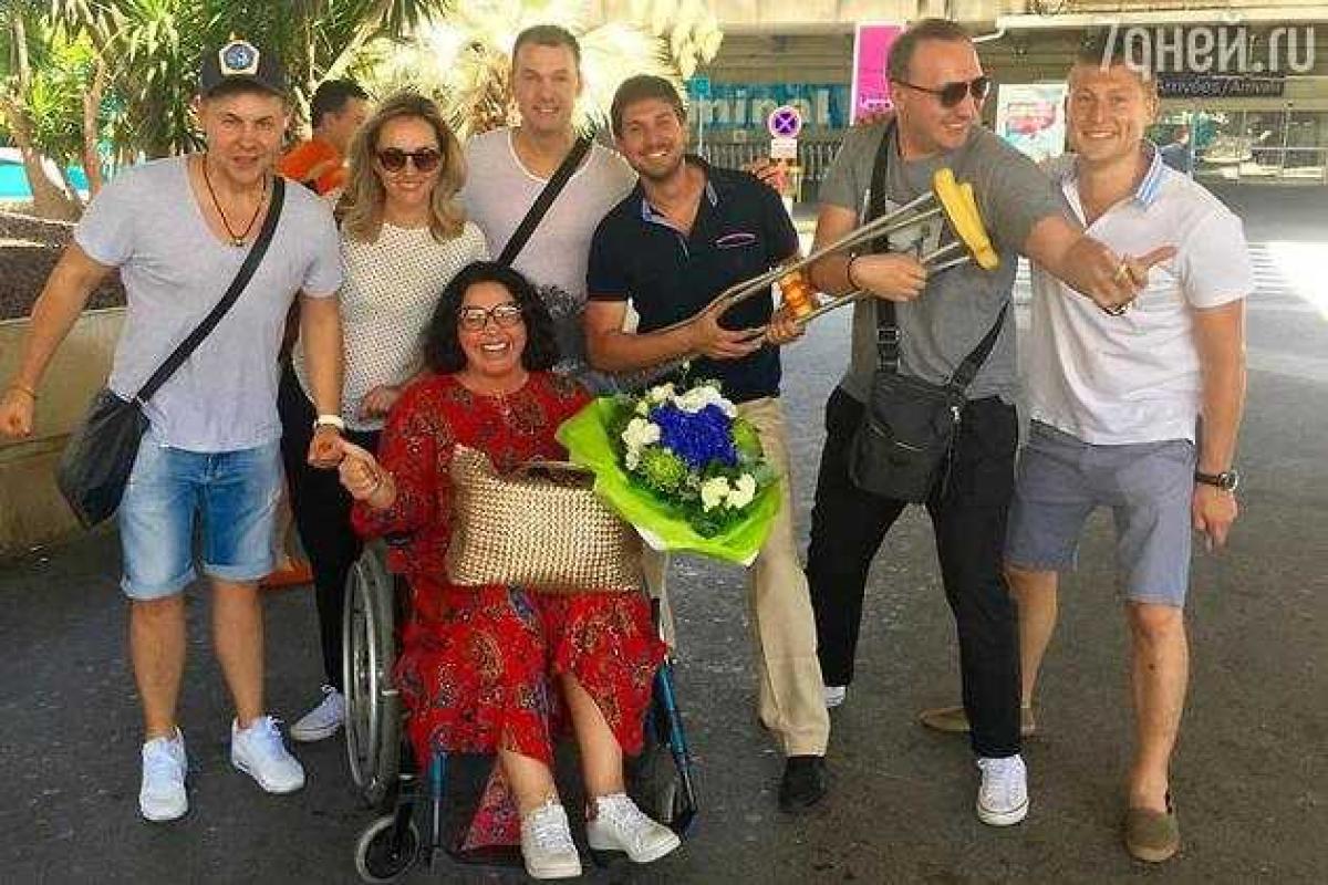 Надежда Бабкина травмировала ногу и теперь передвигается на костылях