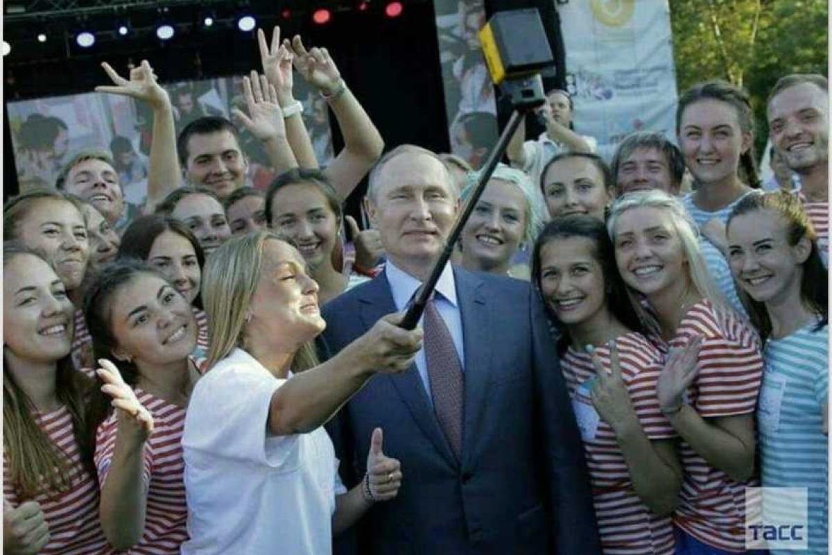 В Сети высмеяли селфи Путина на "табуретке" В Сети высмеяли селфи Путина на "табуретке"