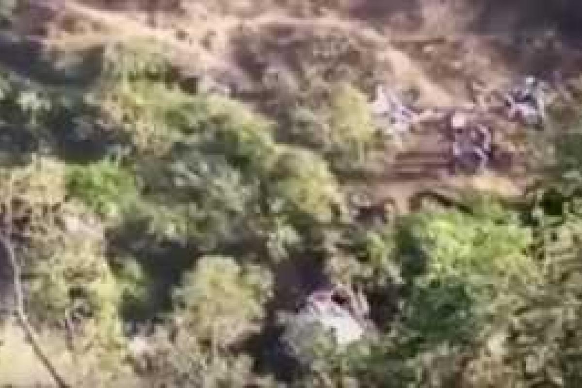 В Сети появилось видео страшного ДТП в Крыму: автобус рухнул с обрыва