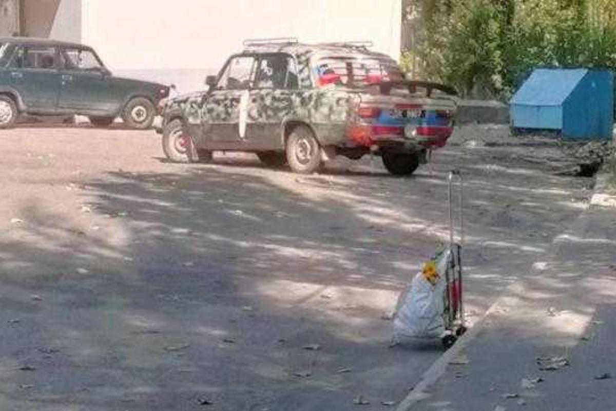 Боевики катаются по Донецку на ржавых "Жигулях", разукрашенных в цвета "ДНР" Боевики катаются по Донецку на ржавых "Жигулях", разукрашенных в цвета "ДНР"