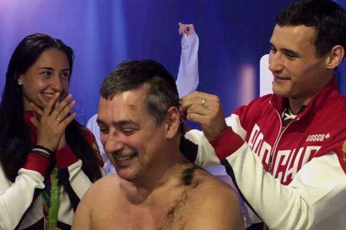 Рио-2016: Олимпийские чемпионы РФ по фехтованию обрили тренера налысо