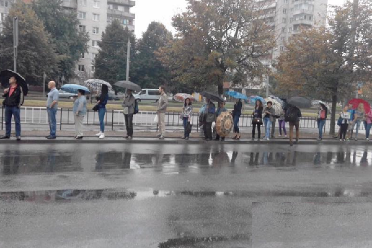 Во Львове водители маршруток устроили забастовку Во Львове водители маршруток устроили забастовку