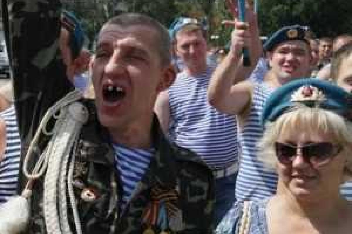 День ВДВ в Донецке: боевики ныряли в фонтан и стреляли на улицах города