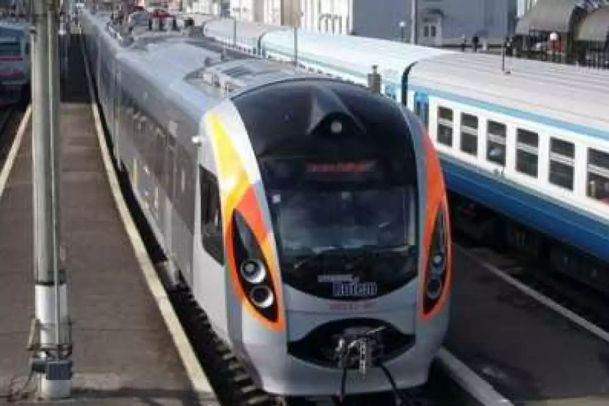 Под Киевом хулиганы разбили мусором лобовое стекло поезда Интерсити+ Под Киевом хулиганы разбили мусором лобовое стекло поезда Интерсити+