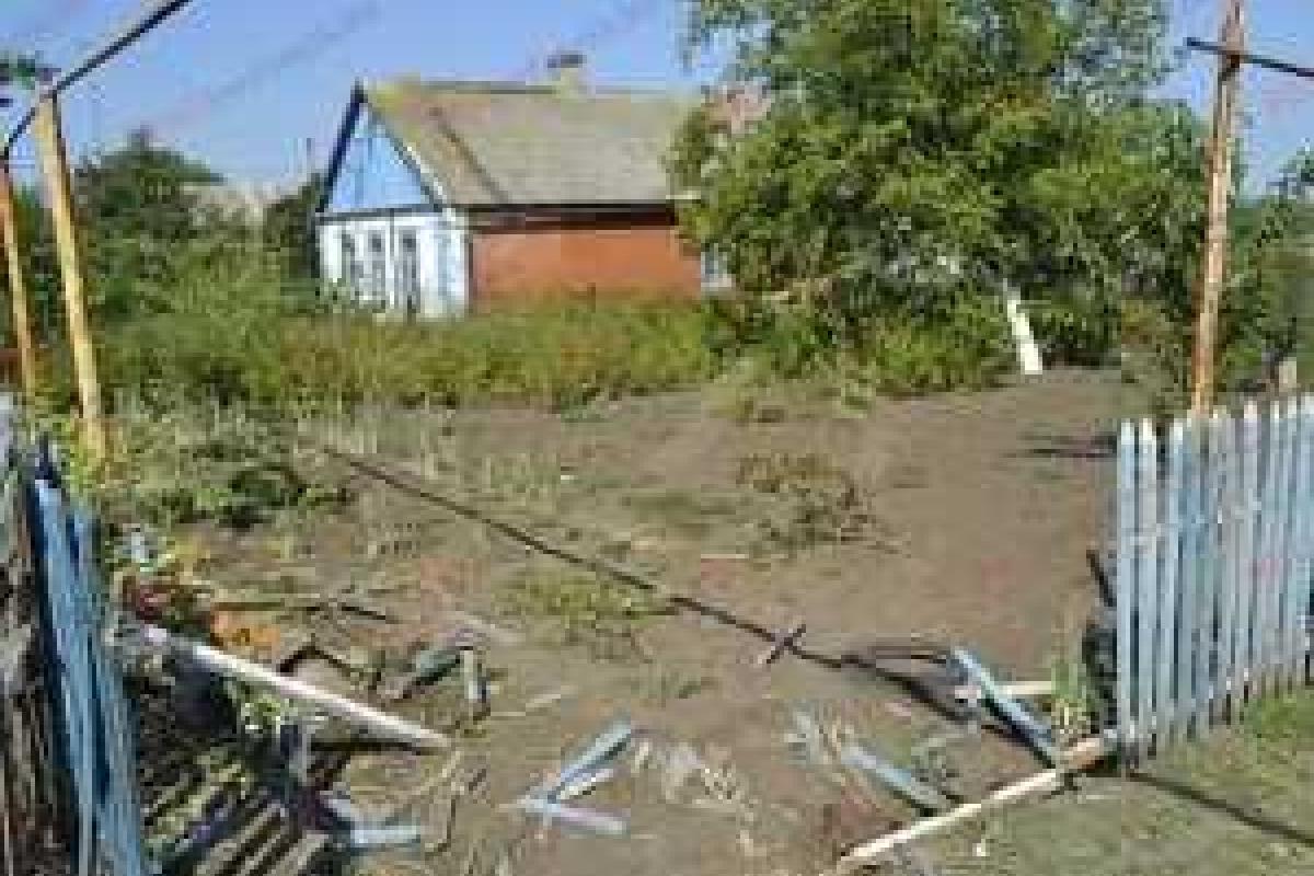 Броневик НГУ влетел в дом в Запорожской области: снес забор и стену дома