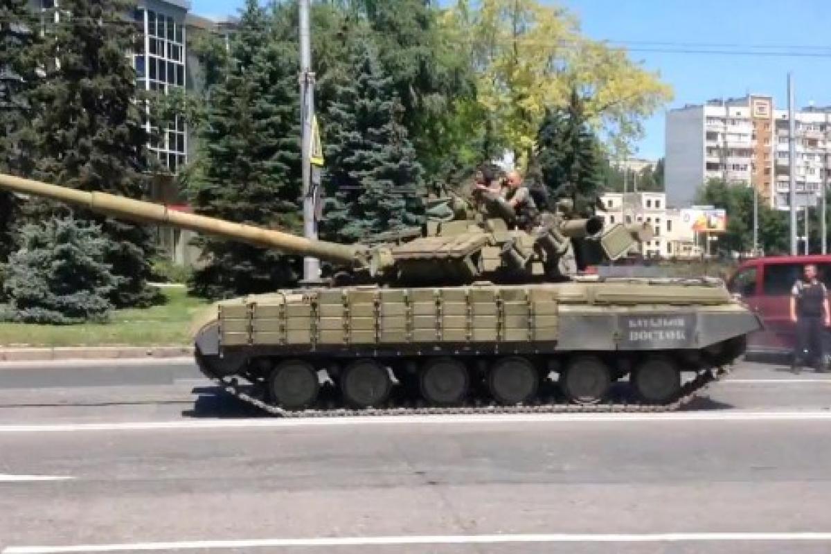 Донецкие боевики перебросили танки на Трудовские и вывозят из микрорайона своих родственников Донецкие боевики перебросили танки на Трудовские и вывозят из микрорайона своих родственников
