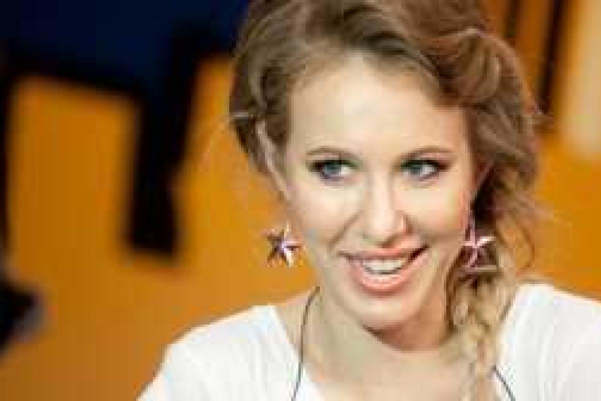 Беременная Собчак всячески пытается скрыть округлившийся живот