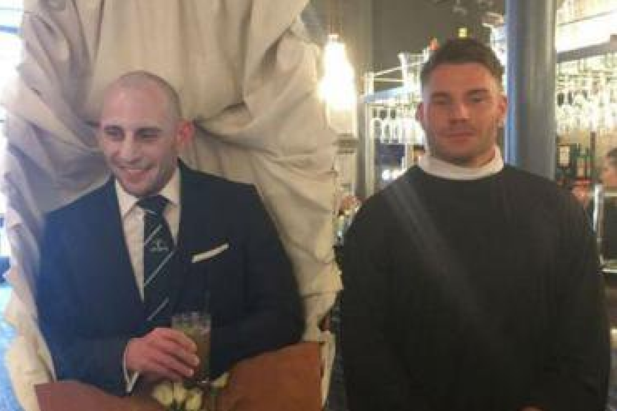 Британец организовал странный мальчишник, который шокировал прохожих Британец организовал странный мальчишник, который шокировал прохожих