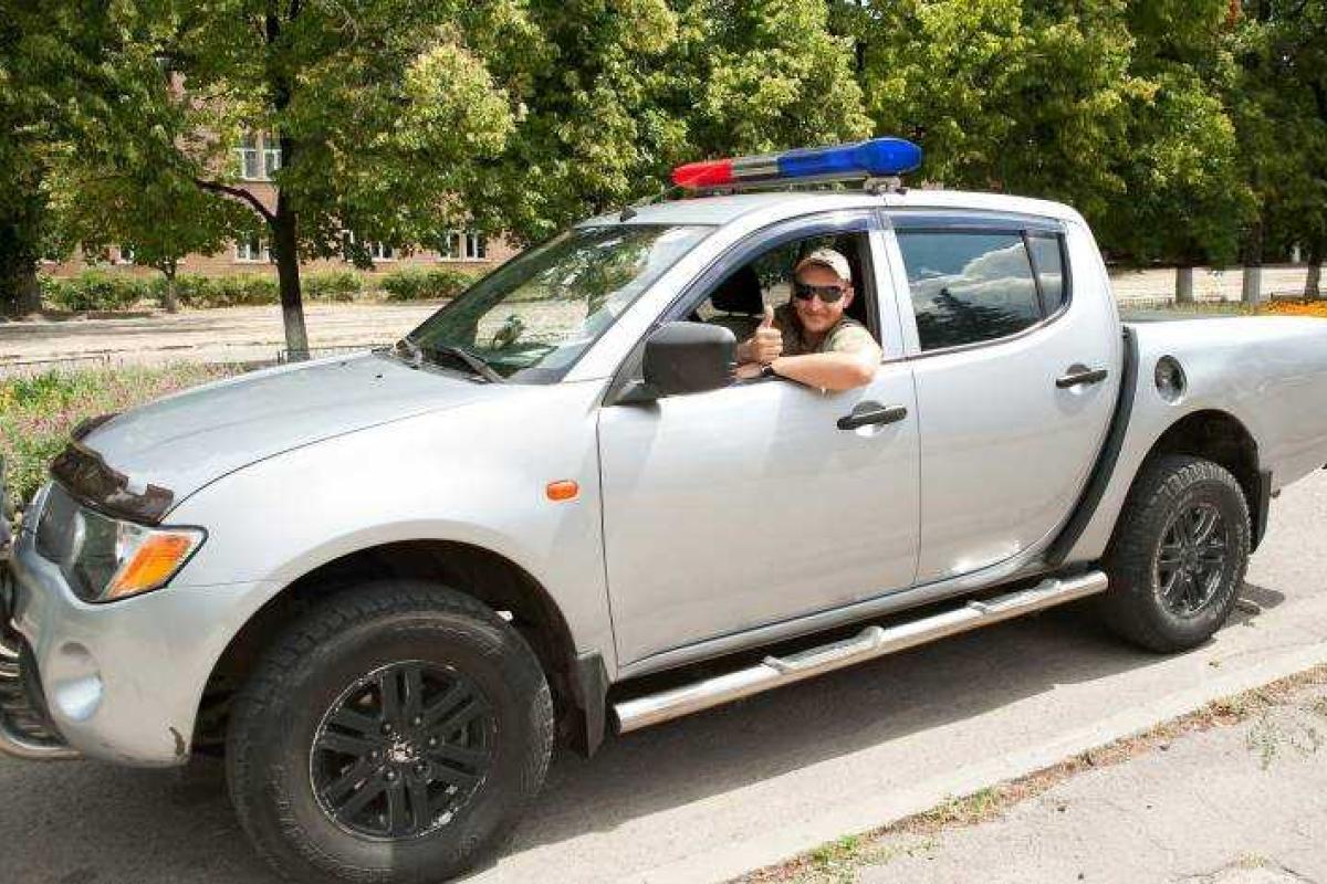 В Луганске пьяный боевик влетел на машине в рынок, едва не передавив кучу людей В Луганске пьяный боевик влетел на машине в рынок, едва не передавив кучу людей