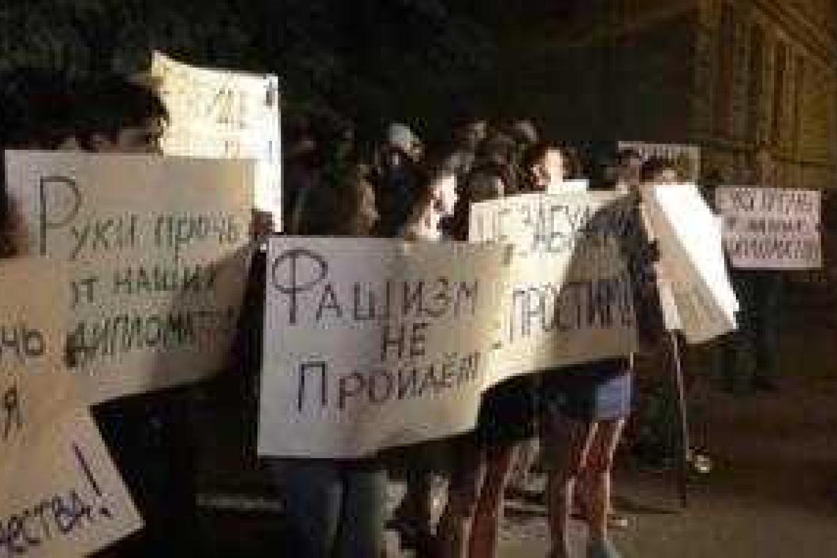 Российские радикалы забросали посольство Украины в Москве яйцами и помидорами Российские радикалы забросали посольство Украины в Москве яйцами и помидорами