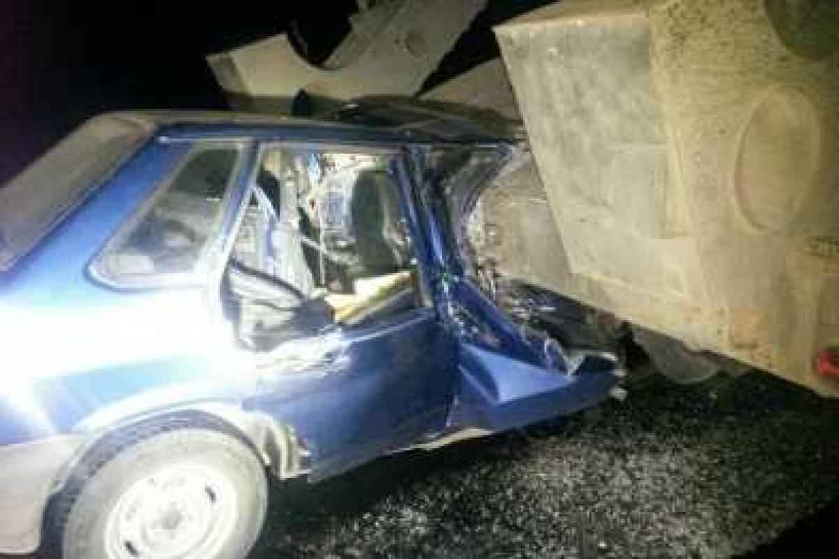 Под Мариуполем автомобиль врезался в тягач с военной техникой: погибла 30-летняя женщина