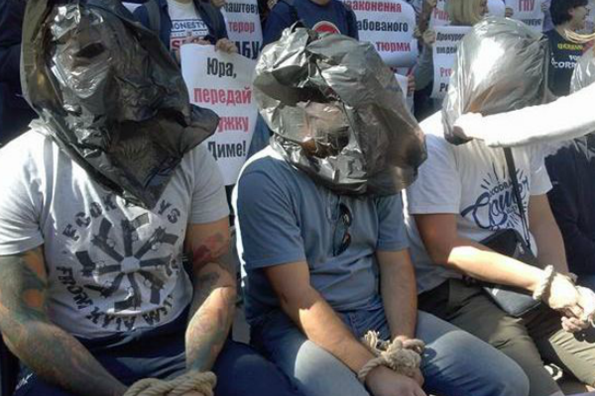 Активисты с пакетами на головах устроили протест под ГПУ Активисты с пакетами на головах устроили протест под ГПУ