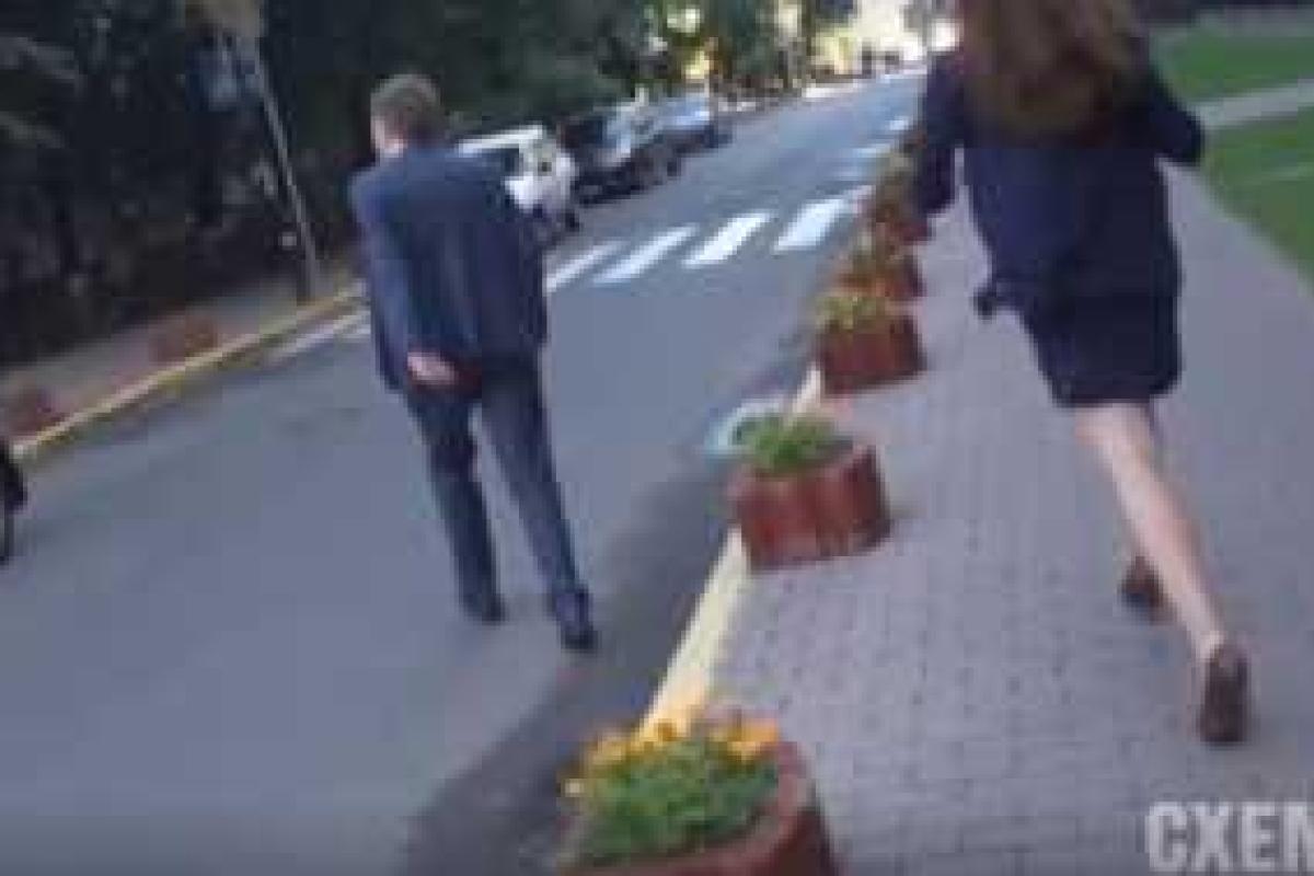 Видео, на котором сотрудник ГПУ убегает от журналистки, набирает огромную популярность в Сети