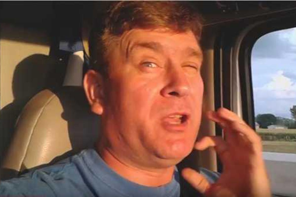 "Крымская белочка": Американский дальнобойщик спел песню о ловле "диверсантов" в Крыму "Крымская белочка": Американский дальнобойщик спел песню о ловле "диверсантов" в Крыму